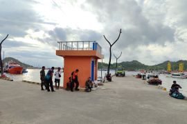 Tim SAR siapkan personel evakuasi korban kapal wisata terbakar di perairan sekitar Pulau Siaba NTT