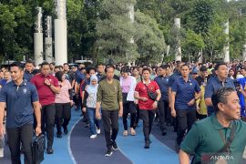 Jokowi berolahraga pagi di Gasibu Bandung sapa warga