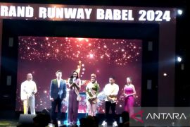 Putri GRI 2022 semangati peserta Grand Runway Babel 2024