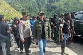 Puncak Jaya bangun jalan darurat bantu logistik pemilu