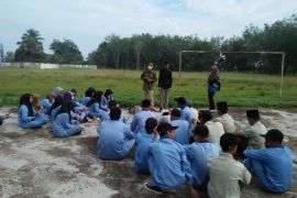 Mahasiswa Universitas Jambi ajarkan pelajar produksi biobriket dari limbah sawit