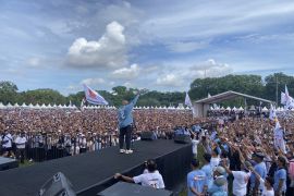 Partai Gerindra Bali kumpulkan puluhan ribu orang di Lapangan Renon