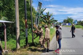 Bawaslu Nagan Raya tertibkan 200-an APK caleg melanggar aturan