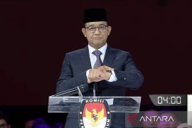 Gunakan bahasa isyarat, Anies mengawali sambutan di debat kelima capres