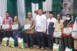 Wali Kota Aditya serahkan beras CPP ke pondok pesantren