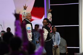 Mahfud peluk Ganjar usai beri kata penutup dalam debat kelima capres