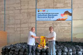 Posko Tim Polda Kalbar menerima bantuan untuk korban banjir