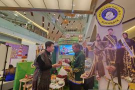 60 SMA swasta Surabaya pamerkan hasil karya siswa di mal