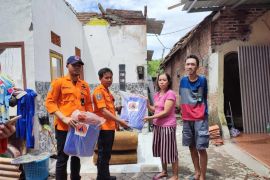 BPBD Jatim serahkan bantuan ke korban angin kencang Sidoarjo