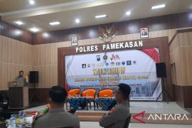 Polisi dan wartawan Pamekasan sambut HPN dengan deklarasi pemilu damai