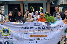 Mahasiswa Unair beri pelatihan wirausaha dan pengolahan sampah