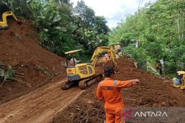 BPBD tangani longsor di jalan provinsi Banjarnegara-Pekalongan
