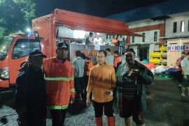 Pemkab Sidoarjo  kirim bantuan untuk warga terdampak banjir Waru