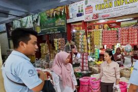 Bulog dan Dinas Perdagangan  Madiun pantau stok beras SPHP di pasaran