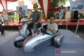 Komunitas motor NFT berwujud vespa berornamen capres Prabowo-Gibran