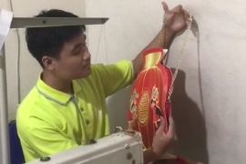 Imlek, perajin tas lampion di Blitar banjir pesanan