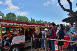 Monas masih jadi tempat favorit dikunjungi saat hari libur