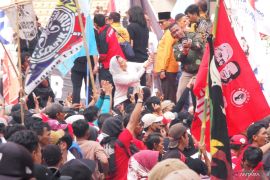 Yenny Wahid nyanyikan yel-yel 'ambil bansosnya, coblosnya tetap nomor 3'