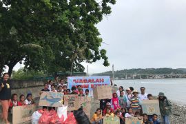 Peduli lingkungan, LSM MCC ajak anak-anak bersih pantai kumpul 17 kantong sampah di Ambon