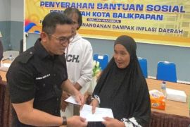 Wali Kota Balikpapan salurkan Bansos kepada warga terdampak inflasi