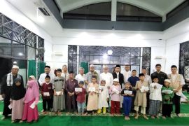 Peringati Isra Mi'raj, Masjid GI PLN Kampak santuni 26 anak yatim