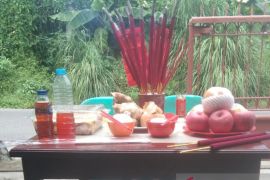 Warga Tionghoa di Belitung sembahyang leluhur jelang Imlek