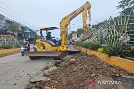 Head of Kotabaru PUPR instructs repair of collapsed bridge in Sungai Taib