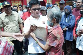 Bupati Sambas menyalurkan bantuan paket sembako sambut Imlek 2024