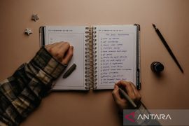 Seniman Reda bagikan manfaat menulis bagi guru perempuan