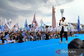 Denny Caknan goyang pendukung Prabowo-Gibran di Gelora Sidoarjo
