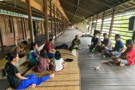 Masyarakat Dayak Taman Kapuas libur berladang sehari saat Pemilu