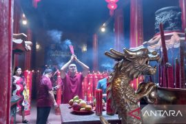 Pelaksanaan sembahyang Imlek 2024 di Kelenteng Kwan Tie Miau sepi