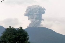 Gunung Marapi kembali erupsi dengan ketinggian abu vulkanik 700 meter