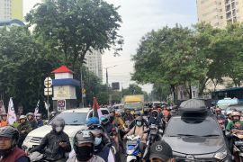 Ribuan pendukung Anies-Muhaimin padati jalur menuju JIS