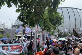 Pendukung AMIN di luar JIS hadiri kampanye dari layar lebar