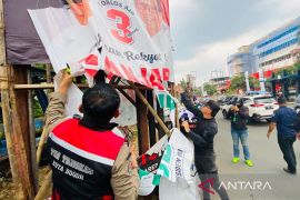 Petugas gabungan Kota Bogor tertibkan APK di hari pertama masa tenang Pemilu 2024