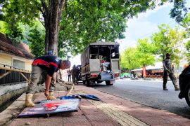 KPU dan Satpol PP Situbondo lucuti APK pada masa tenang