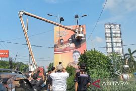 Pemkab dan Bawaslu Bekasi copot APK Pemilu 2024 pada masa tenang