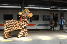Atraksi barongsai di Stasiun Jember