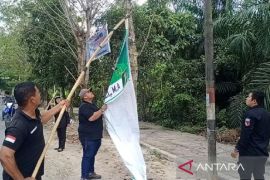 Bawaslu Tanjung Balai mulai bersihkan APK peserta Pemilu 2024