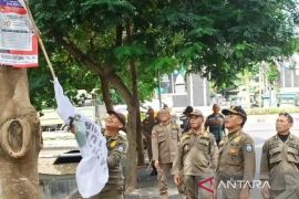 Satpol PP tertibkan ratusan APK di Mataram saat masa tenang pemilu