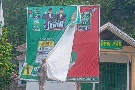 Memasuki masa tenang Pemilu 2024, Satpol PP-Bawaslu Ambon tertibkan APK