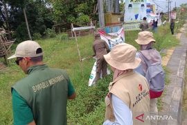 Tim gabungan Bangka Barat copot alat peraga kampanye jelang pemungutan