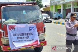 KPU lanjutkan distribusi logistik pemilu ke tiga distrik di Manokwari
