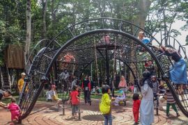 Tips cerdas berkendara aman saat liburan bersama anak