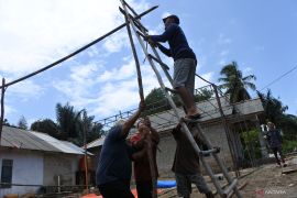 Warga Pulau Lepar antusias bangun TPS Pemilu 2024