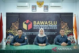 Panwaslih Banda Aceh ingatkan KPPS terapkan larangan bawa HP ke bilik suara TPS