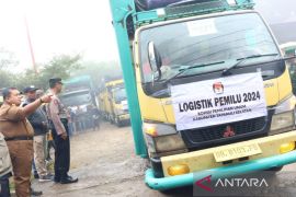 Bupati Tapsel lepas 40 truk logistik Pemilu 2024 dari halaman KPU