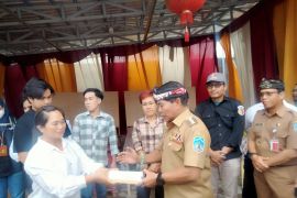 Gubernur Kaltara Membagikan Vitamin Kepada Petugas TPS di Tarakan