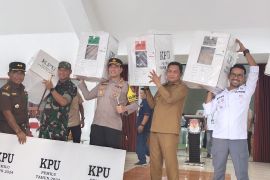 KPU Ambon mulai distribusikan  logistik  pemilu ke tiga kecamatan
